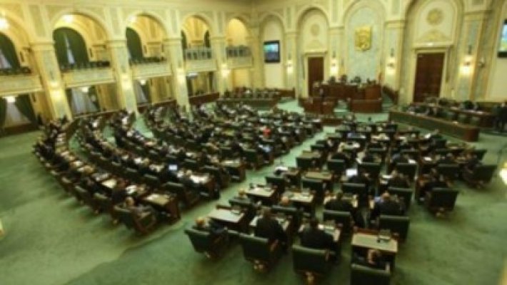 Doi senatori PDL demisionează din partid